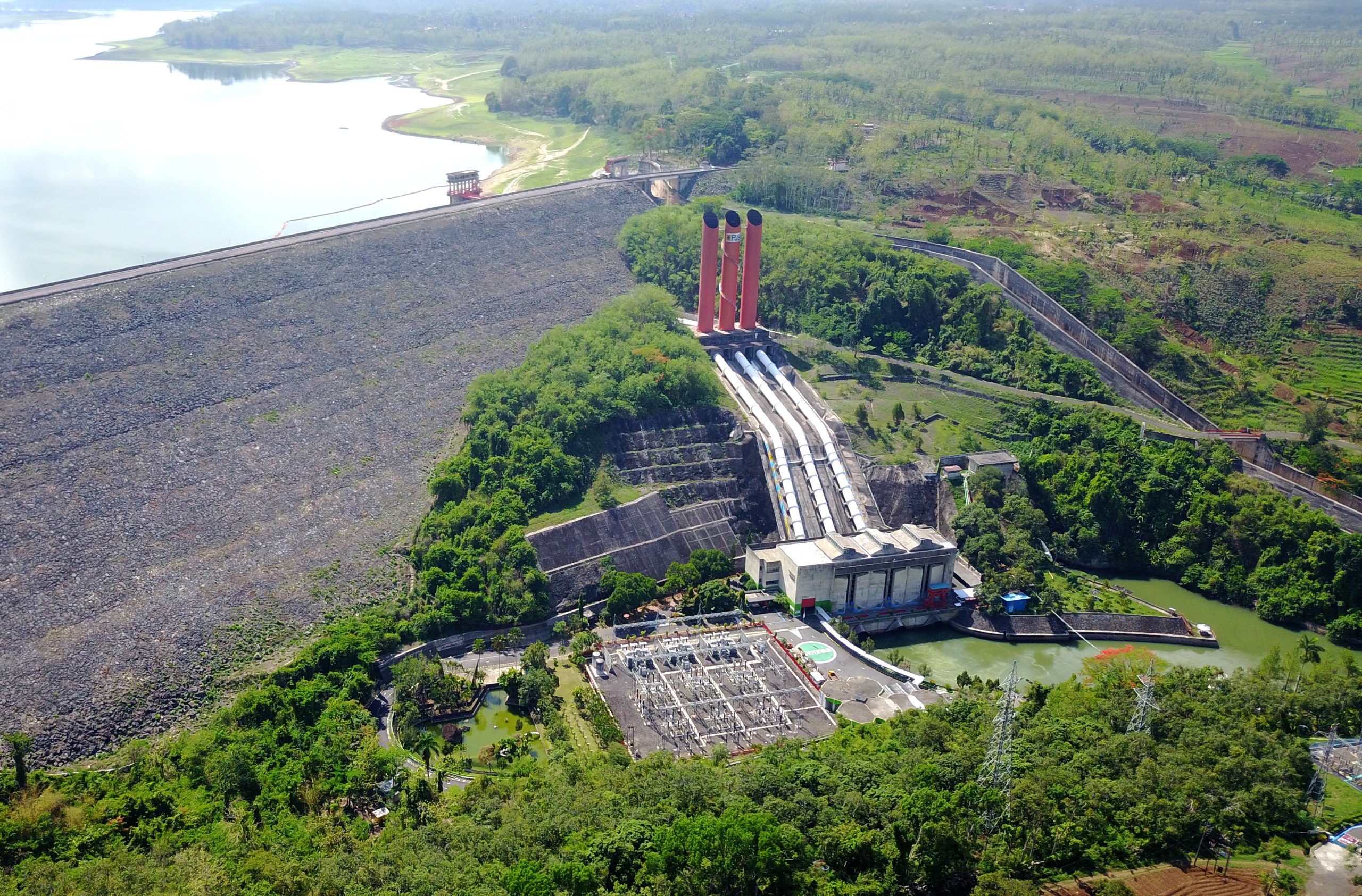 Kembangkan PLTS Terapung, Nusantara Power Optimalkan Produksi Energi Bersih dari Waduk Karangkates