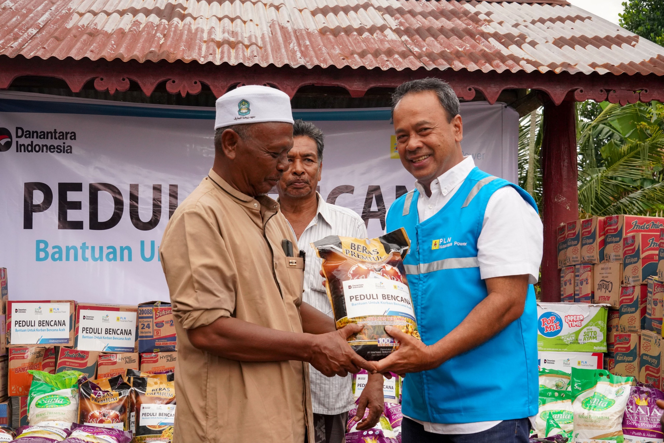 PLN Nusantara Power Acts Swiftly and Continuously Delivers Aid to Flood and Landslide Victims in Aceh